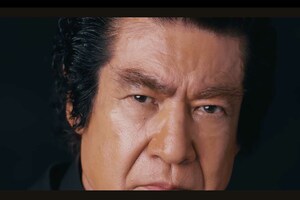 KATE『3DアイブロウカラーZ』のPR動画で“脱色級”の変身を見せている藤岡弘、(YouTubeチャンネル『KaoBeautyBrands【official】』より)