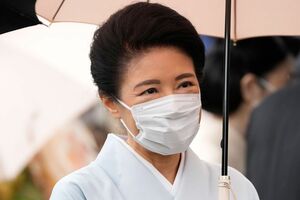 5月に花が咲く花菖蒲柄の着物にベージュ色の傘を合わせられた雅子さま('23年・春の園遊会)