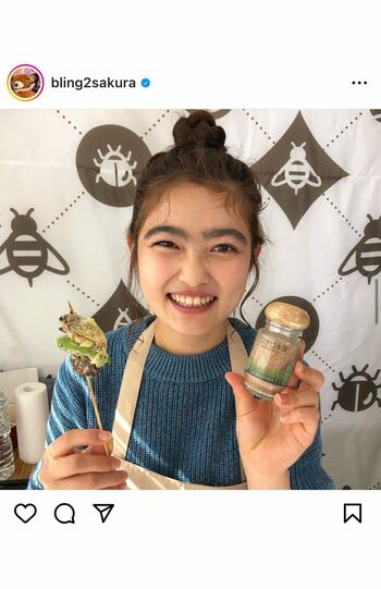 2019年の“ゲジ眉”時代。右手に持っているのは昆虫食（井上咲楽のインスタグラムより）