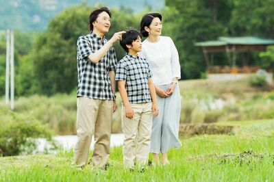 ブータンでは父子でおそろいのチェックシャツをお召しに（'19年8月）