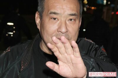 詐欺疑惑に関して直撃すると、初めは嫌がりながらも足を止めて話す西田（'18年2月）