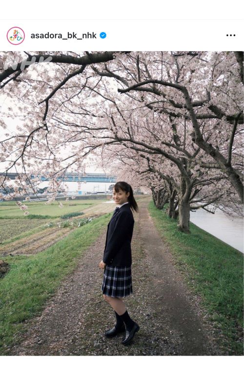 制服姿の橋本環奈(番組公式インスタグラムより)