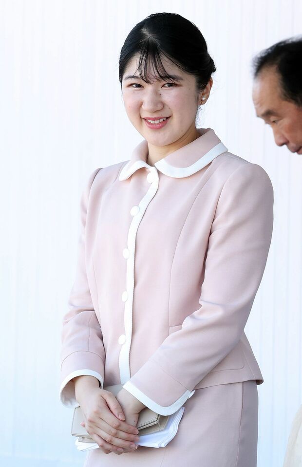 普段の公務では淡い色味でシンプルなデザインのお洋服を着用されることが多い愛子さま