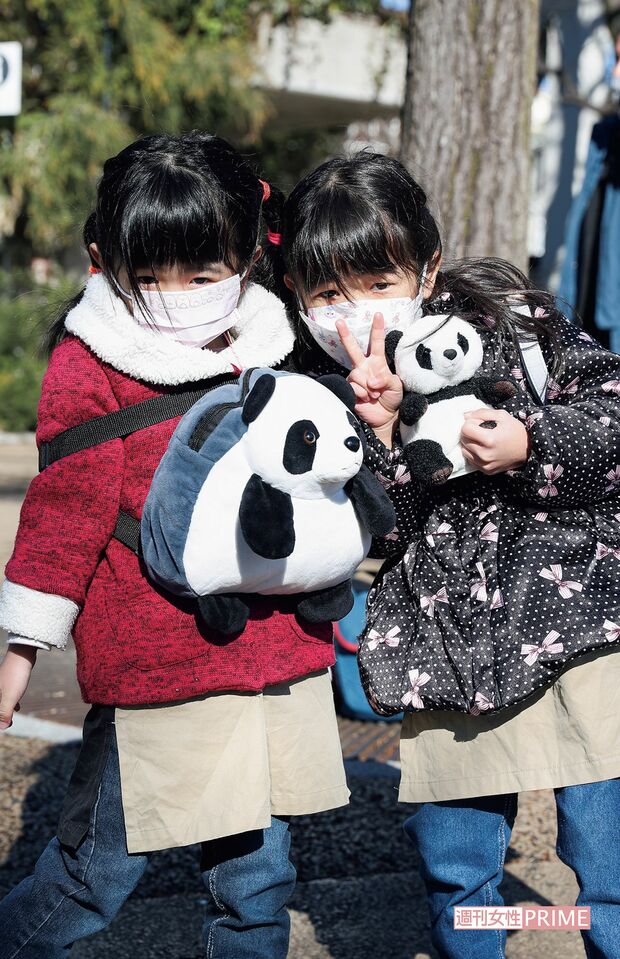 横浜市からやってきた姉妹。おろしたてのリュックとぬいぐるみで仲よしショット