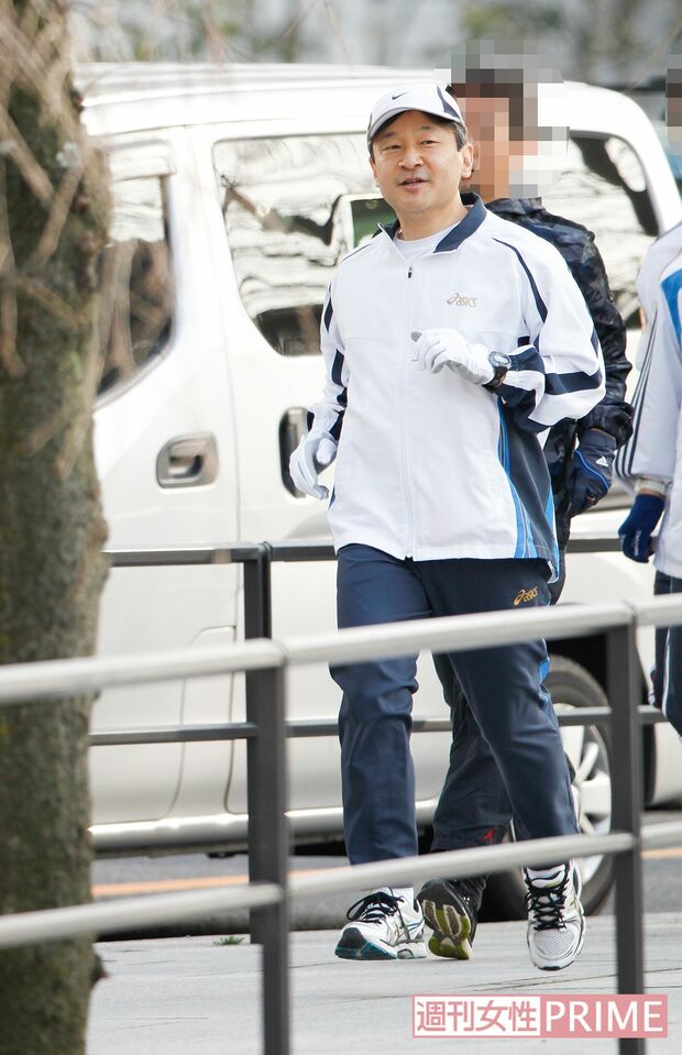 一般人もいる中、皇居の外周をぐるっとジョギングされる天皇陛下（'15年2月）