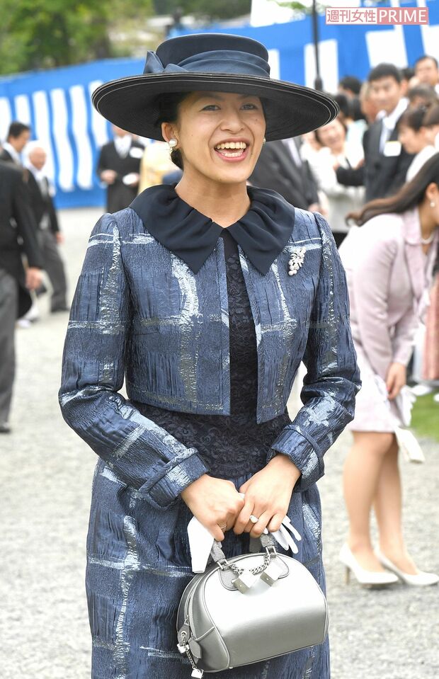 園遊会では、多くの招待者に声をかけ朗らかに労をねぎらわれる承子さま（'16年4月）