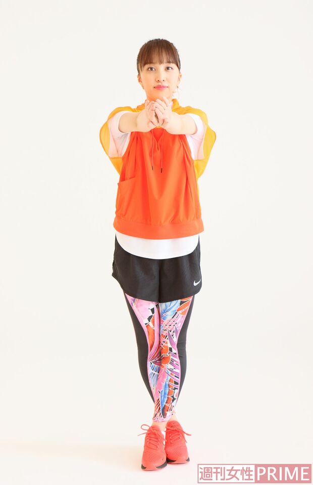 《基本姿勢》両腕は前に出し、手の甲を合わせる。お腹は引っ込める。ももはぴったりくっつけ、クロスする。