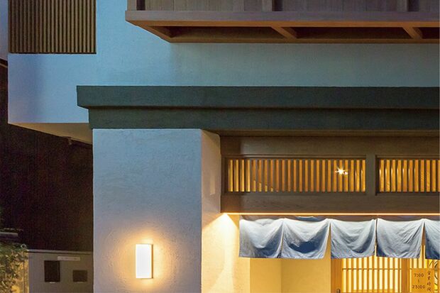 2015年にリニューアルオープンした御谷湯は、藍色の暖簾も爽やかでシックな外観