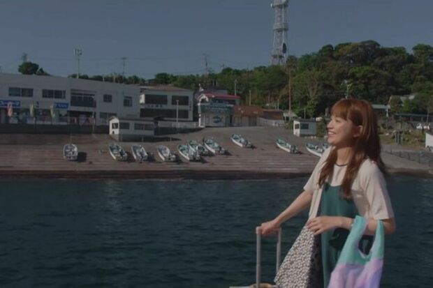 次のシーンではスマホが消え、カバンの持ち方も一瞬で変わっていた（『着飾る恋には理由があって』7話より）