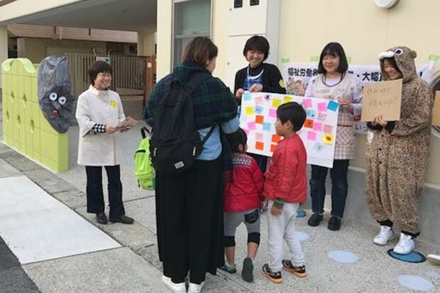 保育園前でストライキに参加する保育士らと応援する保護者（全国福祉保育労働組合・東海支部提供）