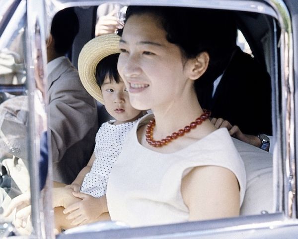 なぜ82歳の天皇陛下は自動車免許を更新されたのか | 週刊女性PRIME