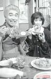 『志村けんの失礼しまぁーす!』('86~'87年)では、おばあちゃんに扮する志村さんと堀ちえみが、全国のご家庭で夕食を