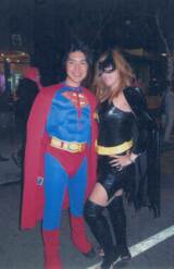 2012年ごろ、ICU在学中のアメリカ留学で「スーパーマン」のコスプレをする小室圭さん。