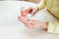 《医師がジャッジ!怪しい健康ワザ》水素水・コラーゲン・デトックス…科学的根拠に乏しい高額商品も!よく…