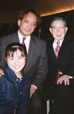 2000年10月、ミュージカル『葉っぱのフレディ〜いのちの旅〜』初演の打ち上げパーティー。左からクリス役の小山菜穂さん、演出家の犬石隆さん