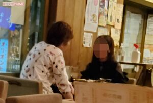 小堀は何度も頷きながら女性の話に耳を傾けていた