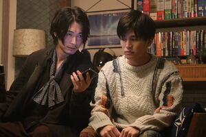 宿無しになった獅子雄は若宮のマンションに転がり込み、若宮に有無を言わさず共同生活をすることに　(c)フジテレビ