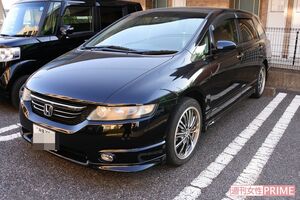 栗原容疑者ら家族が利用していた沖縄ナンバーの車が駐車場に残されていた