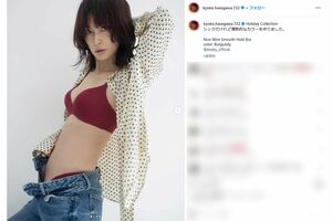 情熱的なカラーのランジェリーを身に着けた長谷川京子(本人インスタグラムより)