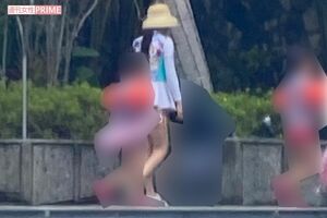 9月中旬、子連れでプールサイドを歩く熊田曜子