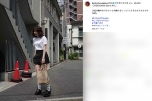 ミニ丈のボトムスにルーズソックス、白い無地のTシャツ姿を披露した長谷川京子(本人のインスタグラムより)