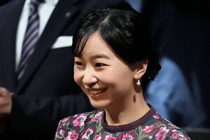 6月19日、3年ぶりの「カトレア柄のワンピース」でダンスを鑑賞された佳子さま