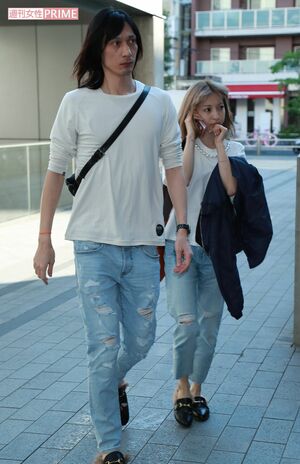 直撃には無言だったが、しばしのマックデートを楽しんだふたり