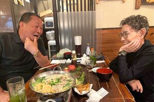 楽しそうに食事をする加トちゃん！（撮影／加藤綾菜）