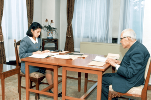 永積寅彦氏からお妃教育を受ける紀子さま（写真／宮内庁提供）