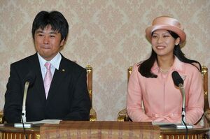 婚約内定会見での典子さんと千家国麿さん（'14年5月）