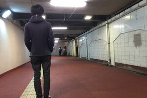 ネットカフェでアルバイト勤務するタカヒロさん。時給は地域の最低賃金と同水準で、手取りは13万～15万円という（筆者撮影）