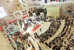 2017年に50回を迎えた英国フェア。ロンドンのバッキンガム宮殿をイメージした祝祭広場では連日、さまざまなイベントを開催