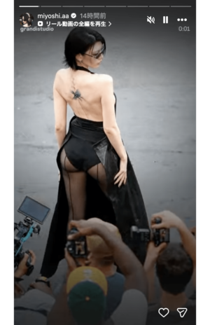 セクシーなドレス姿を披露した三吉彩花（公式インスタグラムより）