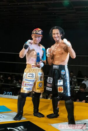 2ラウンドの激闘の末に木下が勝利。トロフィーを抱えて2人で記念撮影バイクレースにも出場!