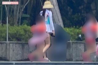 9月中旬、子連れでプールサイドを歩く熊田曜子