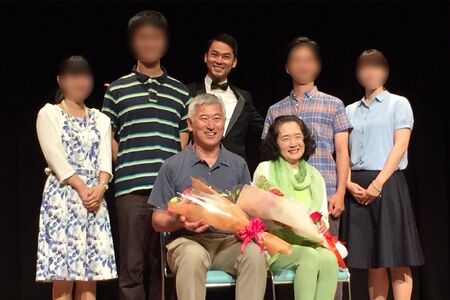 最愛の母のためにコンサートを開いた。手前に両親、後列中央がドリアン