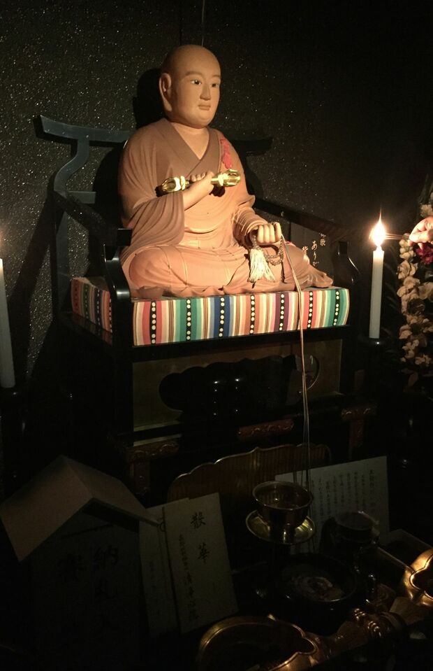 胎内くぐりの奥にある弘法大師の座像。結願のあとで参る高野山の奥之院にあたる場所