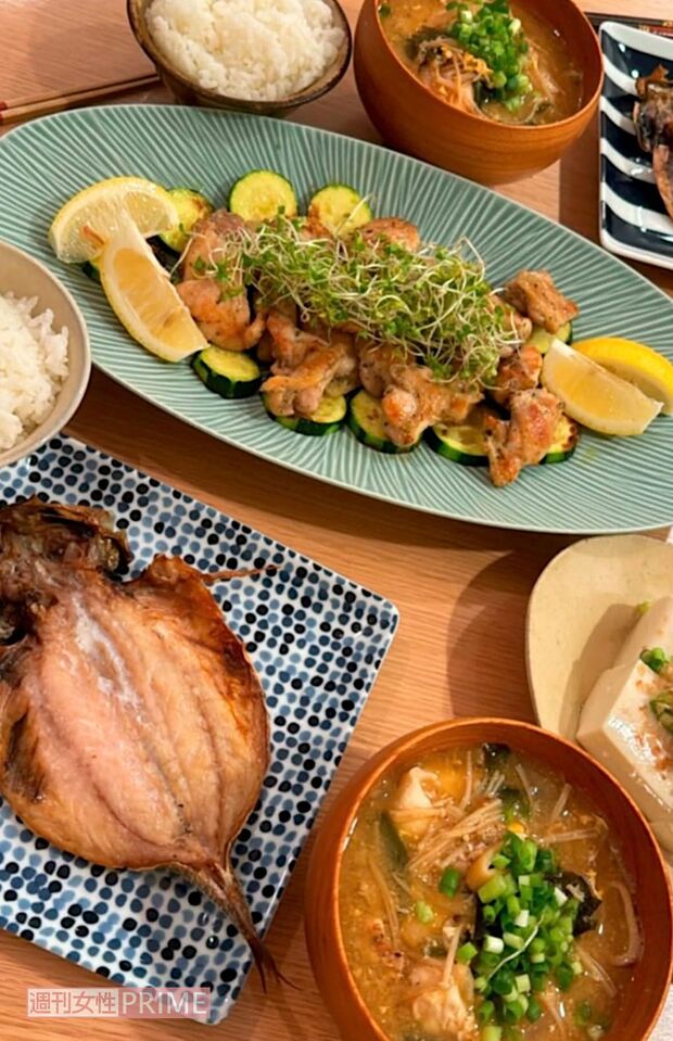 外食もするけれど、基本的におうちでだしにこだわったお料理を心がけています。お魚とお肉でバランスよく。おみそ汁も具だくさんだと栄養もよりとれて、一石二鳥ですね 撮影/加藤綾菜