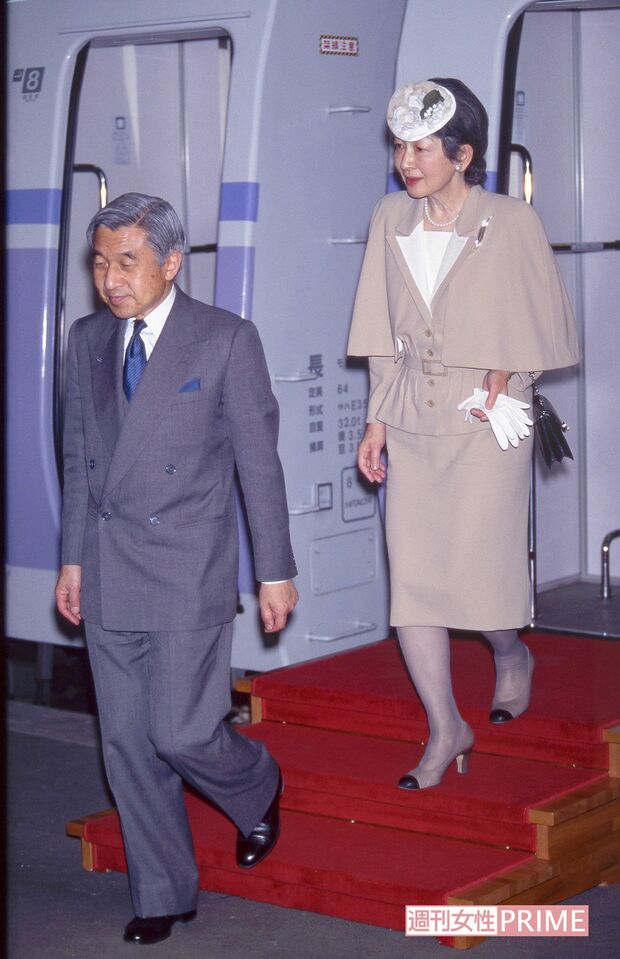 '96年4月。原宿駅で列車から、宮廷ホームへと下りられる上皇ご夫妻（当時は天皇陛下ご夫妻）