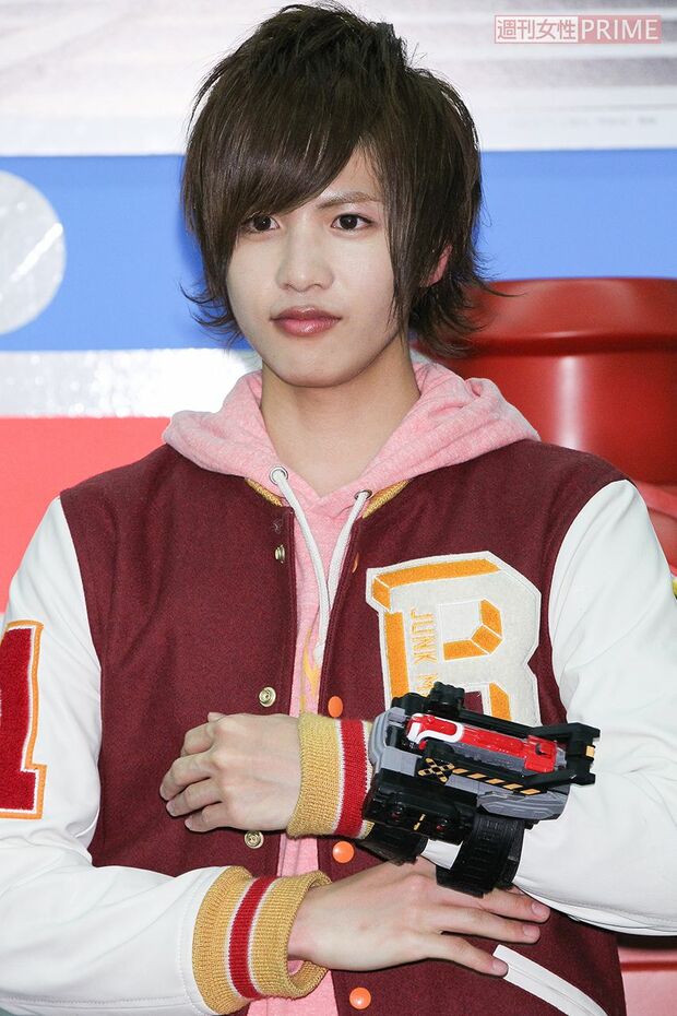志尊淳…当時18歳。『烈車戦隊トッキュウジャー』(’14年)のライト/トッキュウ1号で、スーツカラーはレッド。その後の出演作は『半分、青い。』(’18年)、『極主夫道』(’20年)など。昨年は医療従事者への1000万円寄付も話題に