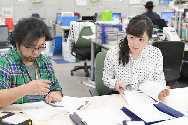 【3】担当コーナー『NEWSミウライン』の打ち合わせで、原稿読みを行う姿は真剣そのもの。「直前に起きたニュースや会議などであがった意見などで改良したりするので、走ってスタジオ入りすることも」　撮影／渡邉智裕