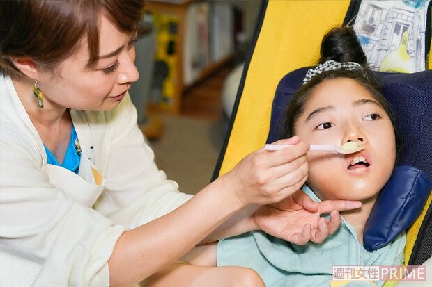 楓音ちゃんとの食事風景（撮影／伊藤和幸）