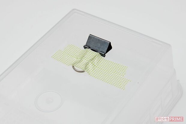 ドリンクはカゴにまとめても。このとき、傾斜がつくように、裏側にクリップやペットボトルのふたを貼り付ける。1本取ると、次が手前に転がってくる仕組み