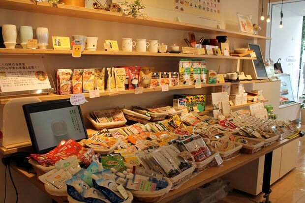 各食品メーカーの介護食約120種類を販売している。非常食としても重宝するそう！