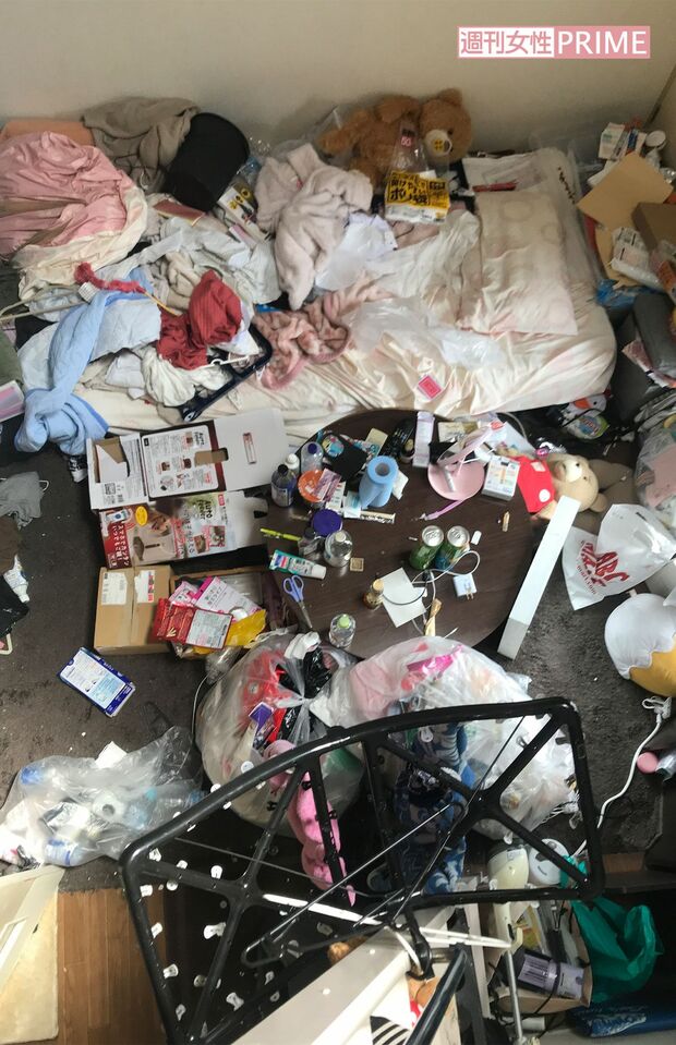 片づけ前の金森さんの部屋。食べ物類のゴミや空き缶や空き瓶、ペットボトル類は交際相手が処分してくれたという