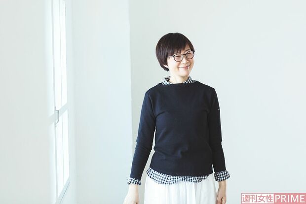 ギンガムチェックを襟からちょっと見せるだけで、黒でも明るい印象に