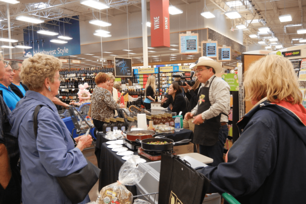 実演販売をする吉田さん