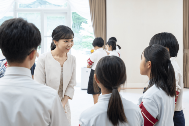 今年、秋篠宮ご一家と沖縄の豆記者の懇談に初めて参加した佳子さま(2025年7月30日)