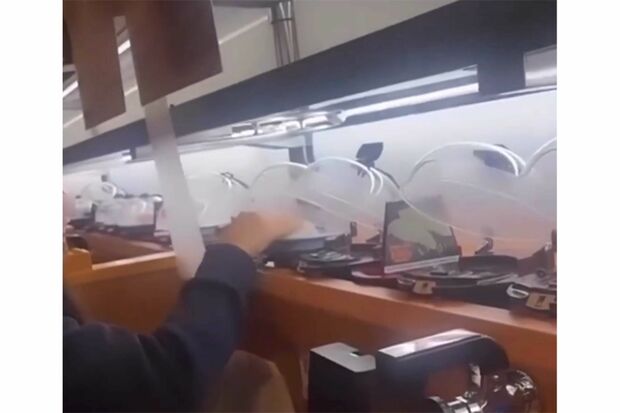 レーンに流れる寿司を素手で触る女性(拡散されている動画より)