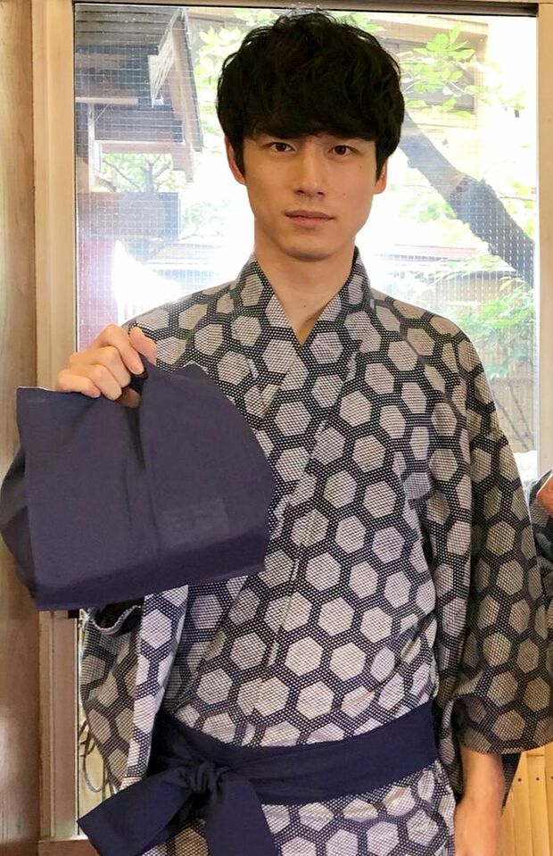 坂口健太郎、温泉旅行シーンの撮影で。旅館にいたら館内中がざわついて、熱気が増しそうだ(写真/公式SNSより)